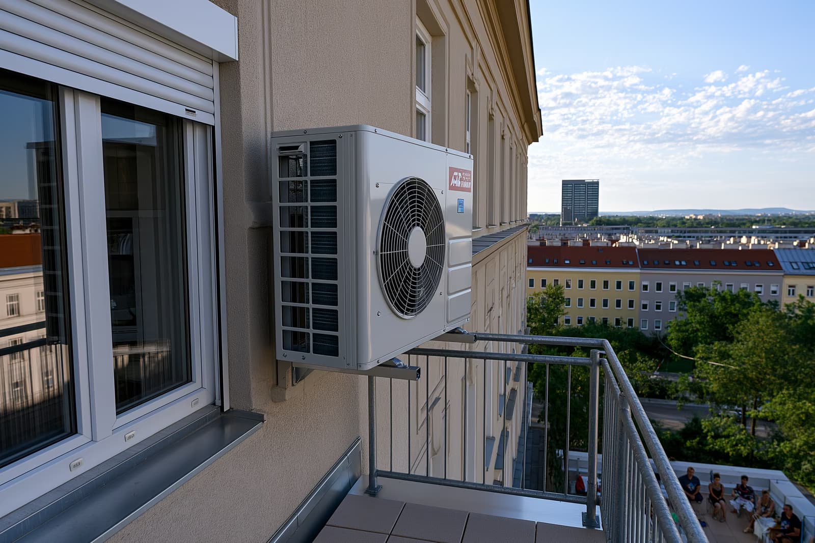 Una unidad de aire acondicionado split instalada en la pared del balcón de un apartamento alemán de estilo Altbau, el tipo de dispositivo que ocupa un lugar central en la normativa BGH sobre aire acondicionado.