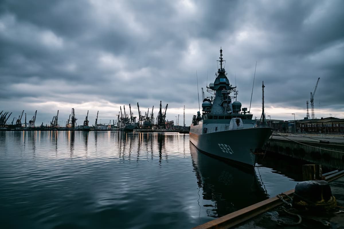 Un astillero naval gris bajo un cielo nublado sugiere inversión en defensa.