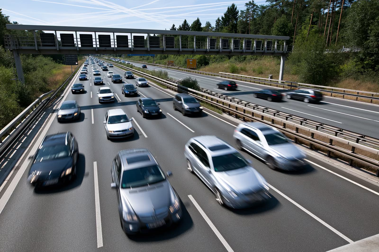 Coches circulando por una autopista alemana en un soleado día de verano.