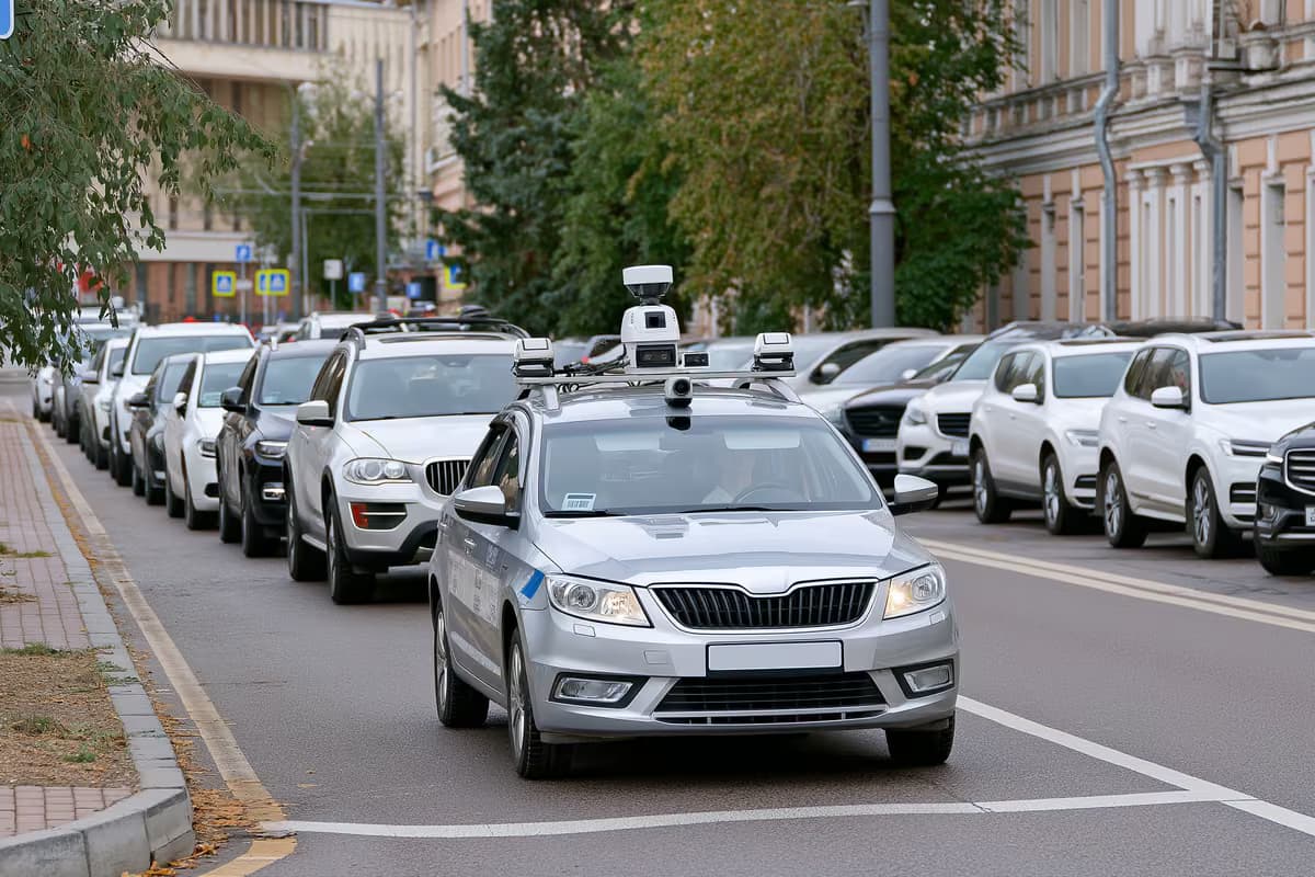 Un coche municipal equipado con una cámara escaneaba los vehículos estacionados en una calle de la ciudad.