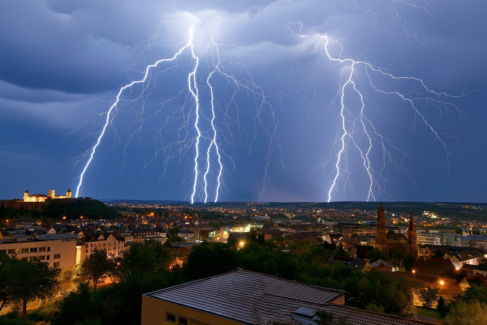 Una espectacular tormenta en Núremberg, con relámpagos sobre el castillo y las torres de las iglesias de la ciudad, se avecina mientras se acerca una cortina de lluvia.