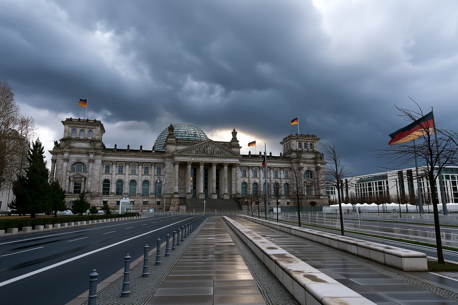 El edificio del Reichstag en Berlín, bajo densas nubes grises, refleja el ambiente de tensión captado por la última encuesta del Politbarómetro.