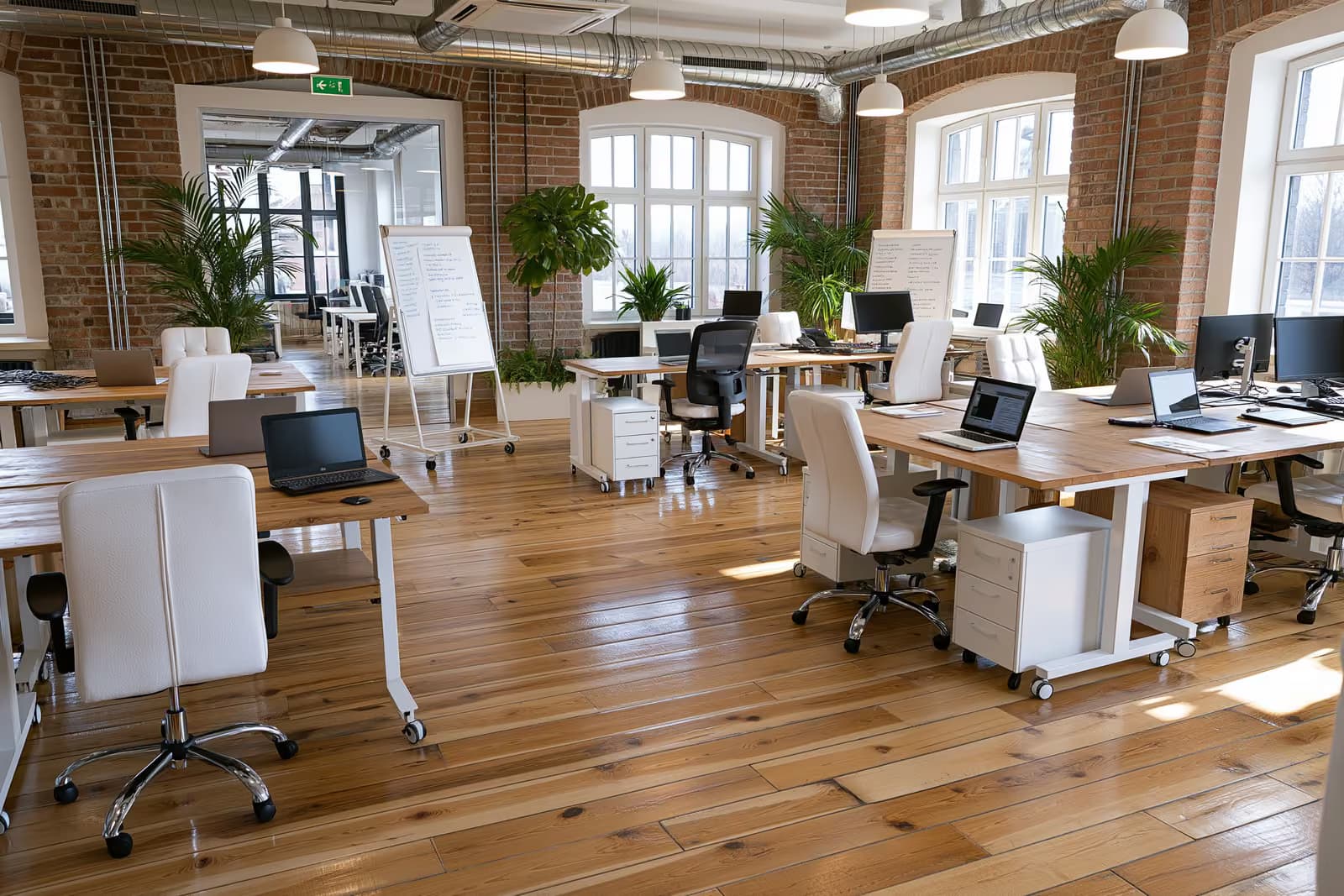 Fundadores trabajando juntos en sus escritorios en una moderna oficina de una startup alemana.