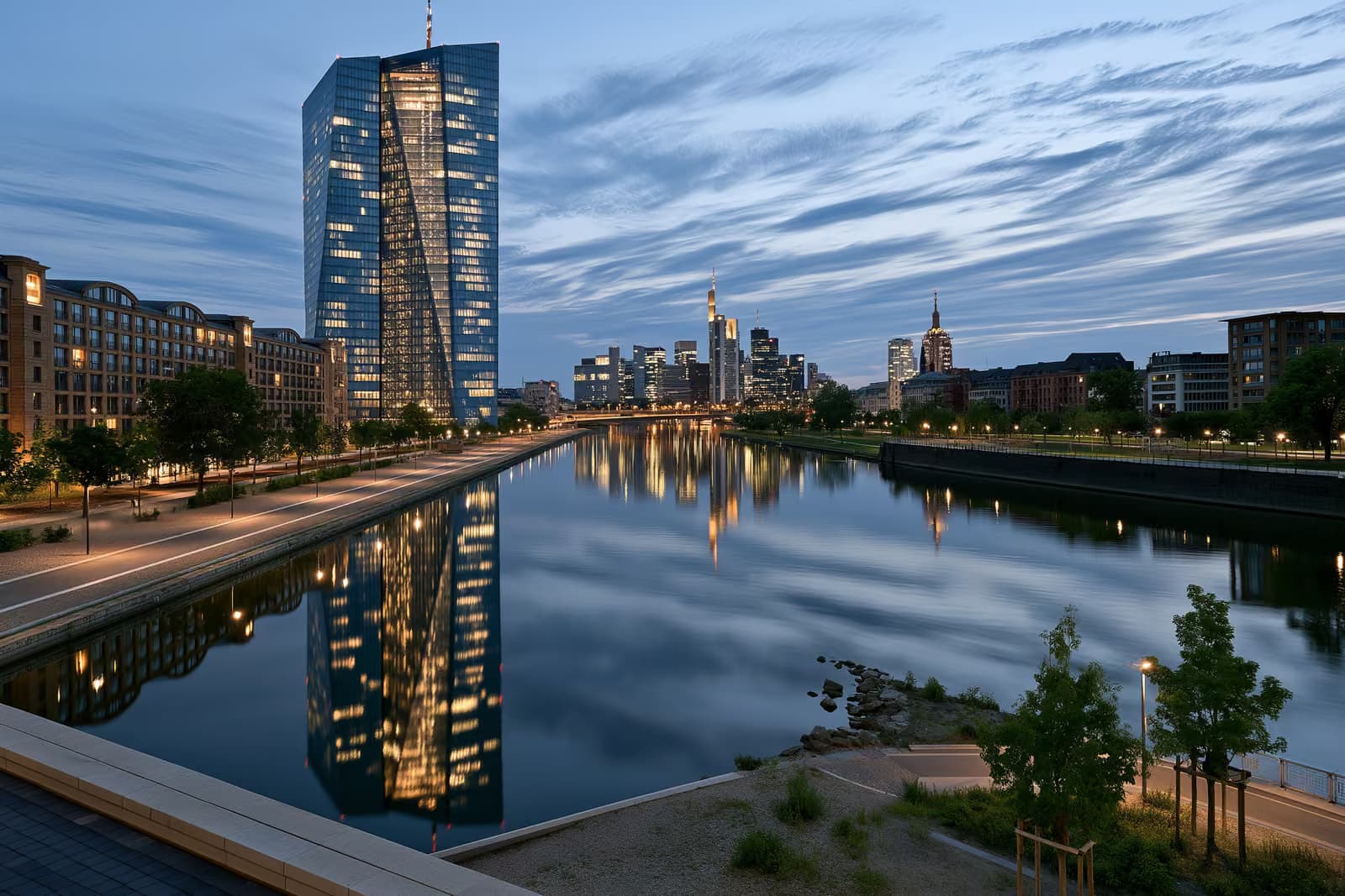La torre sede del Banco Central Europeo en Fráncfort, con el brillante cielo de verano de fondo.