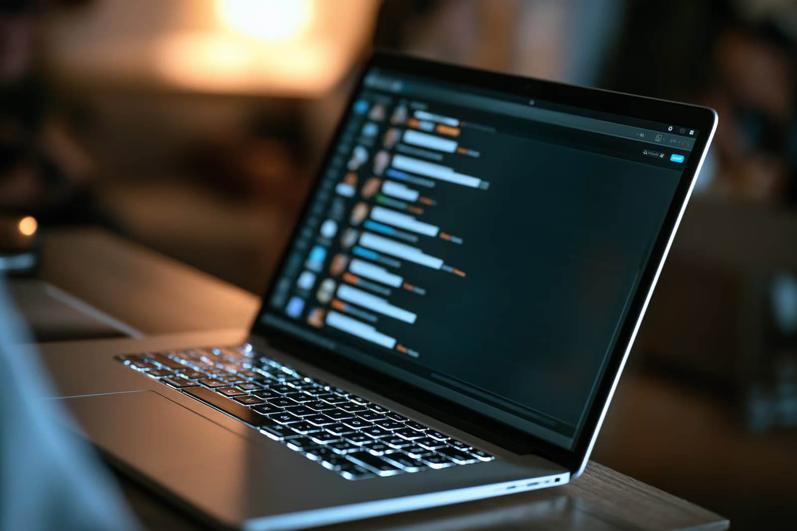 La pantalla de un teléfono inteligente muestra una conversación con un chatbot, con un aviso en pantalla que indica que el asistente es una inteligencia artificial.