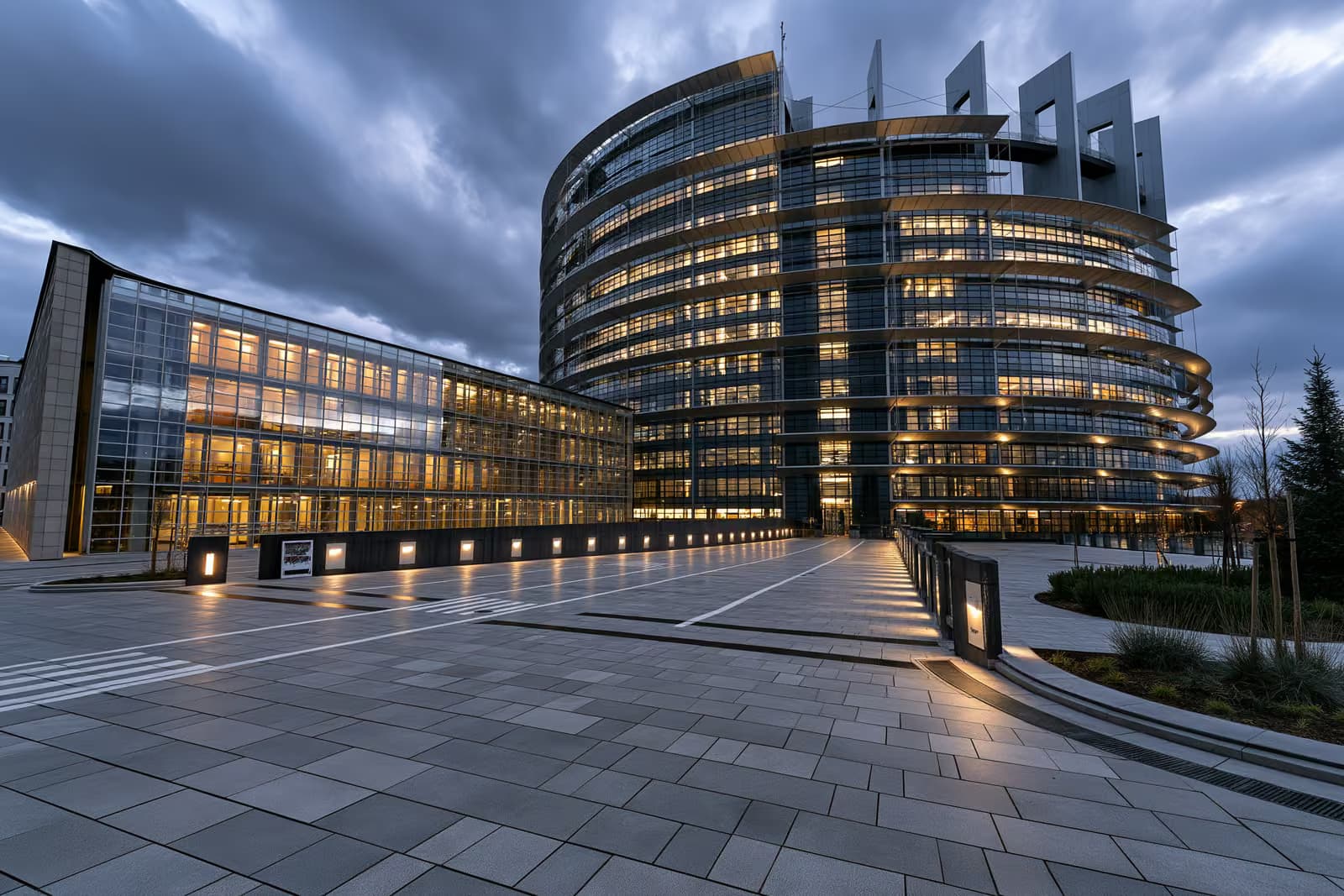 El edificio Berlaymont de la Comisión Europea en Bruselas, con banderas de la UE en el exterior.