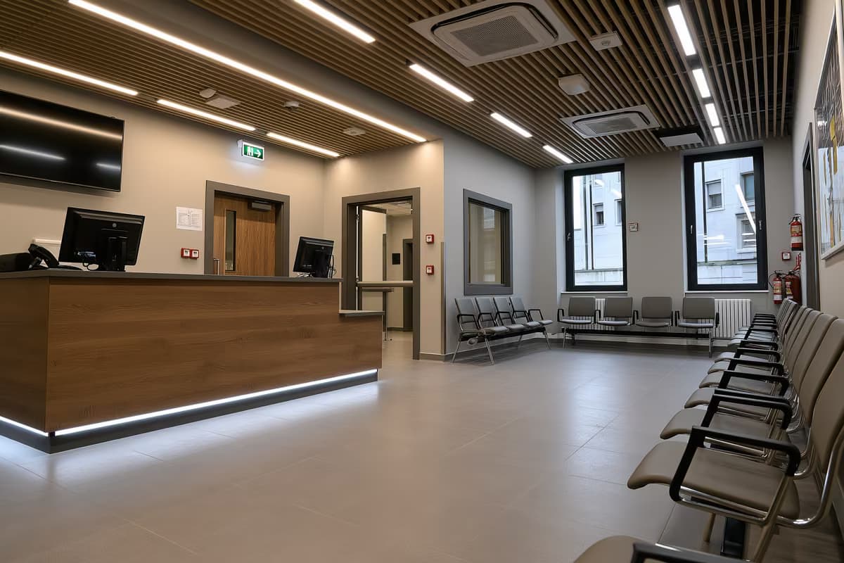 Un mostrador de atención al público y sillas de espera vacías en una tranquila oficina pública.