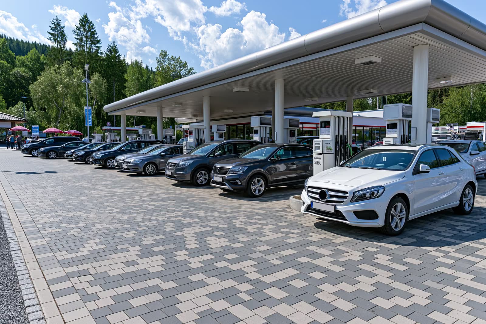 Una hilera de surtidores de gasolina en una gasolinera alemana en una luminosa mañana de verano.