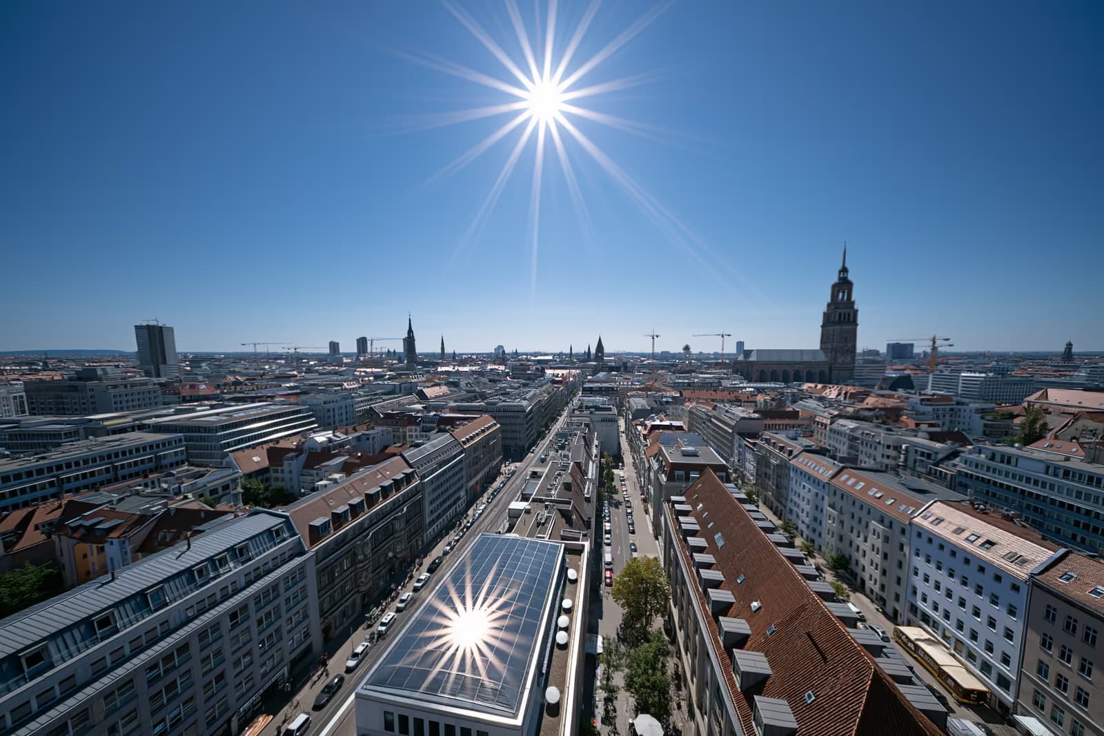 El horizonte de una ciudad se ve envuelto en la bruma bajo un intenso sol de verano durante una ola de calor.
